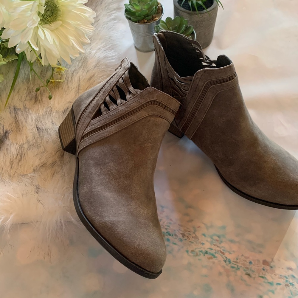 ❌SOLD❌Lane Bryant suede cut out ankle booties - Picture 5 of 8
